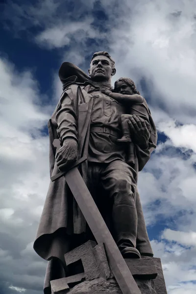 Statue Des Soldaten Befreiers Sowjetischen Kriegerdenkmal Berlin Deutschland — Stockfoto