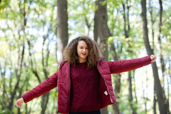 Hübsche Teenager Alter Mädchen Den Wald — Stockfoto