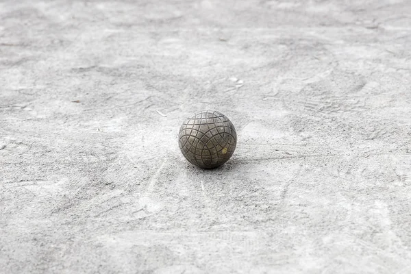 在球场上观看传统的地掷球球 — 图库照片