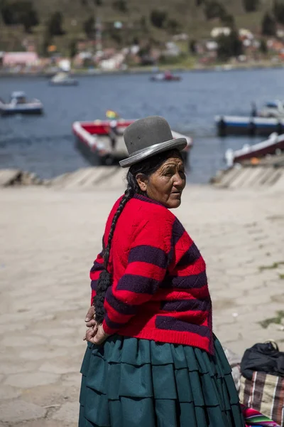 Titicaca Bolívia Janeiro 2018 Mulher Não Identificada Lago Titicaca Bolívia — Fotografia de Stock