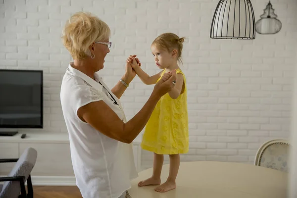 Großmutter Und Süße Enkelin Haben Spaß Zimmer — Stockfoto