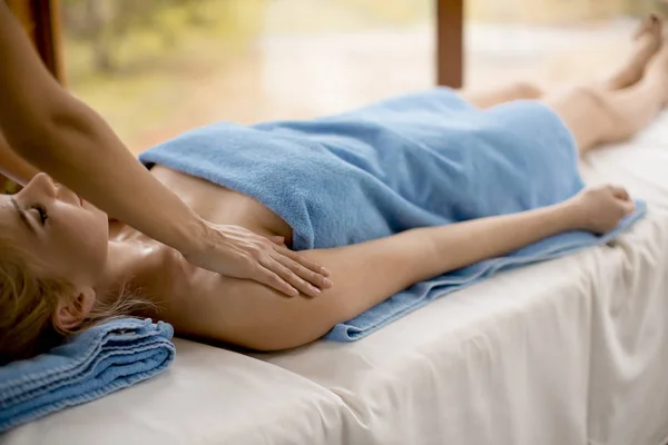 Pretty Young Blonde Woman Having Massage Wellness Center — Stock Photo, Image