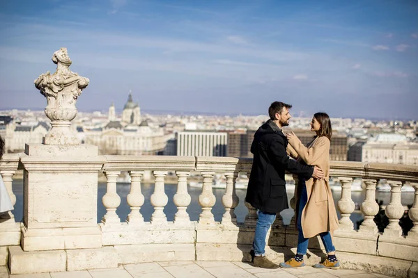 Jovem Casal Atraente Feliz Amor Abraçando Fundo Magnífica Vista Paisagem — Fotografia de Stock