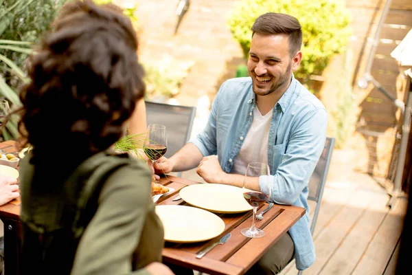 Jeune Couple Assis Près Table Bois Dans Cour — Photo