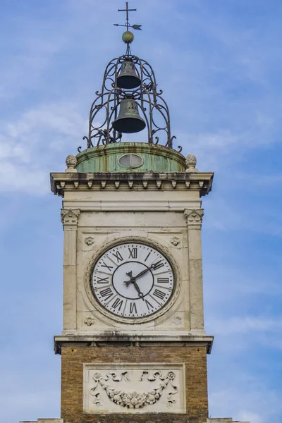 意大利拉文纳波波罗广场的旧钟楼 — 图库照片