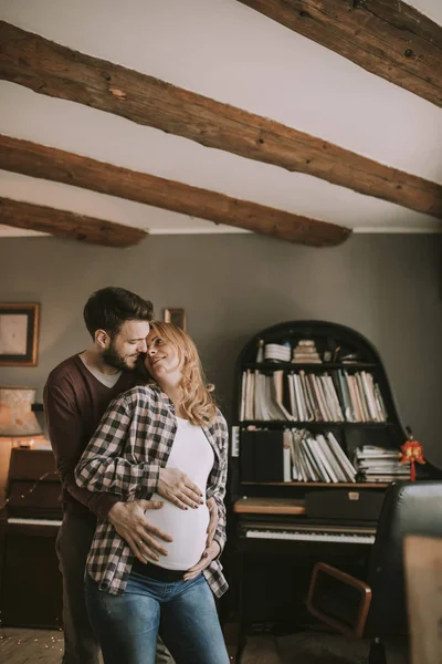 Νεαρός Άνδρας Και Έγκυος Γυναίκα Αγκάλιασμα Στο Δωμάτιο Στο Σπίτι — Φωτογραφία Αρχείου