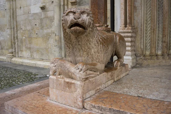이탈리아에서 두오모 기도와 사자의 조각에서 — 스톡 사진