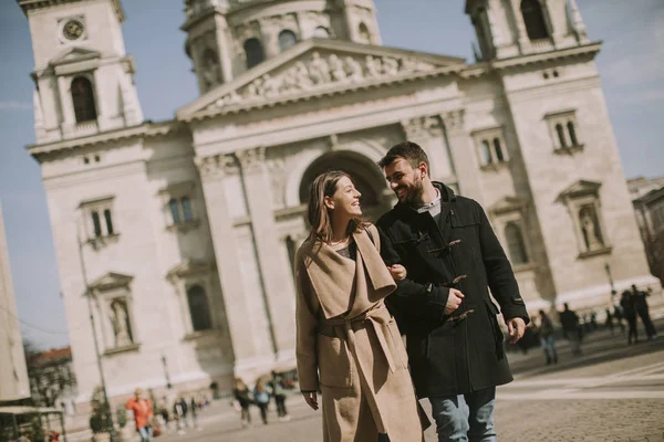 Casal Amoroso Com Basílica Stephens Atrás Deles Budapeste Hungria — Fotografia de Stock