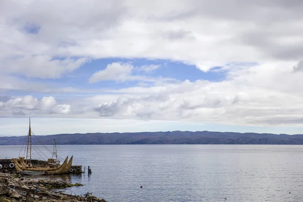 Традиційні Тотора Рід Човен Ісла Дель Соль Озері Тітікака Болівії — стокове фото