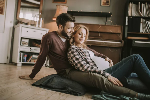 Έγκυος Γυναίκα Έναν Άντρα Που Κάθεται Στο Πάτωμα Στο Δωμάτιο — Φωτογραφία Αρχείου