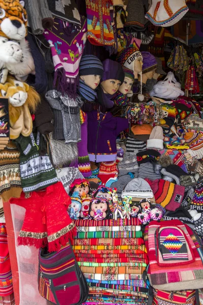 ボリビアのコパカバーナで市場にカラフルな手作りのお土産 — ストック写真