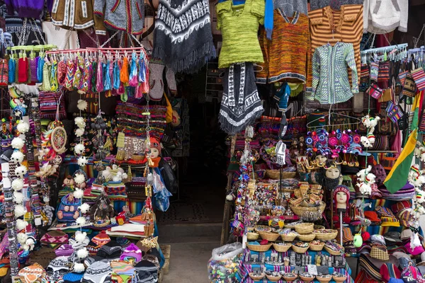 Farbenfrohe Handgefertigte Souvenirs Auf Dem Markt Copacabana Bolivien — Stockfoto