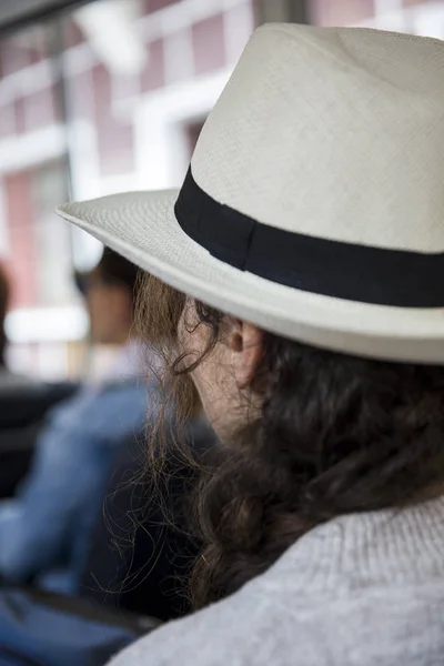 Kembali Melihat Wanita Muda Dengan Topi Putih Kepala — Stok Foto