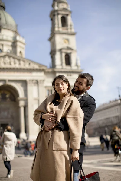 Verliefde Paar Met Stephens Basilica Achter Hen Boedapest Hongarije — Stockfoto