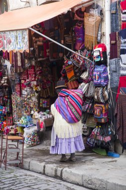 La Paz, Bolivya - 10 Ocak 2018: La Paz, Bolivya Cadılar piyasada kimliği belirsiz bir kadın. Cerro Cumbre içinde yer alan popüler bir turistik 's.