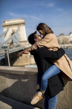 Budapeşte, Macaristan'ın muhteşem manzara görünümün arka planına sarılma aşık genç mutlu çekici çift