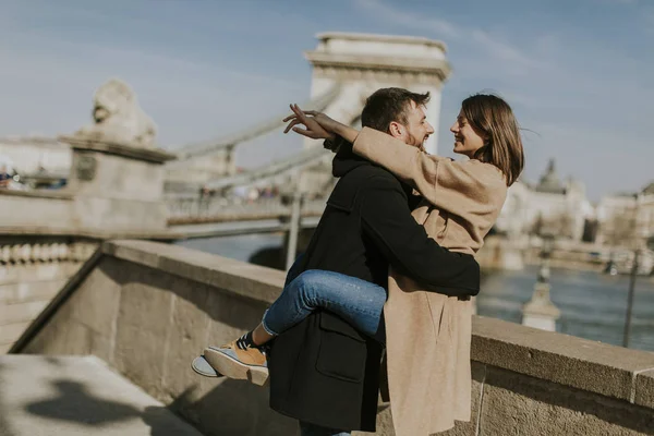 Jeune Couple Heureux Séduisant Amoureux Embrasser Arrière Plan Magnifique Vue — Photo