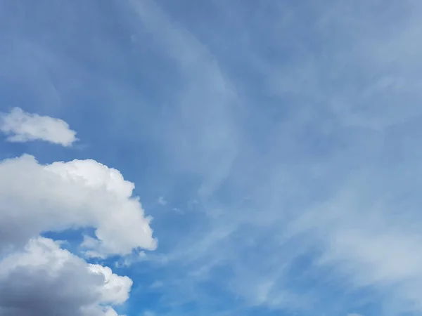 Blick Auf Weiße Wolken Blauen Winterhimmel — Stockfoto