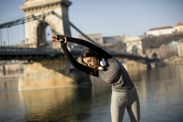 Frau Sportbekleidung Streckt Sich Auf Der Donau Promenade Budapest Ungarn — Stockfoto