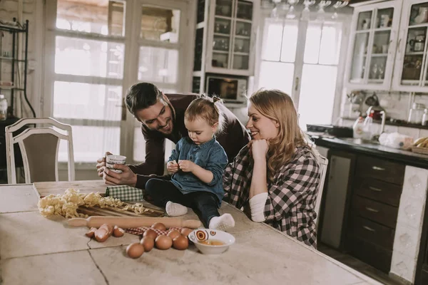 Família Feliz Fazendo Massa Cozinha Casa — Fotografia de Stock