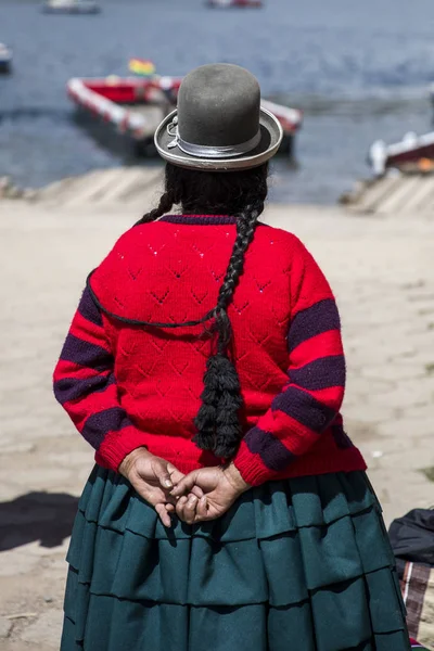 Тітікака Болівія Січня 2018 Невідома Жінка Біля Озера Тітікака Болівії — стокове фото