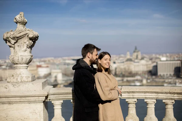 Jeune Couple Heureux Séduisant Amoureux Embrasser Arrière Plan Magnifique Vue — Photo