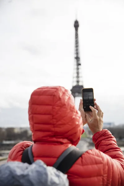 Joven Con Mochila Tomando Fotografías Con Teléfono Móvil Torre Eiffel — Foto de Stock