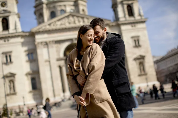 Verliefde Paar Met Stephens Basilica Achter Hen Boedapest Hongarije — Stockfoto