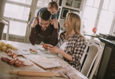 Mutlu aile evde mutfakta makarna yapma