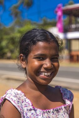 Matara, Sri Lanka - 25 Ocak 2014: tanımlanamayan kız Matara, Sri Lanka dan. 2012 verilere dayanarak, Matara %24,9 nüfusu 14 yaşından daha genç.