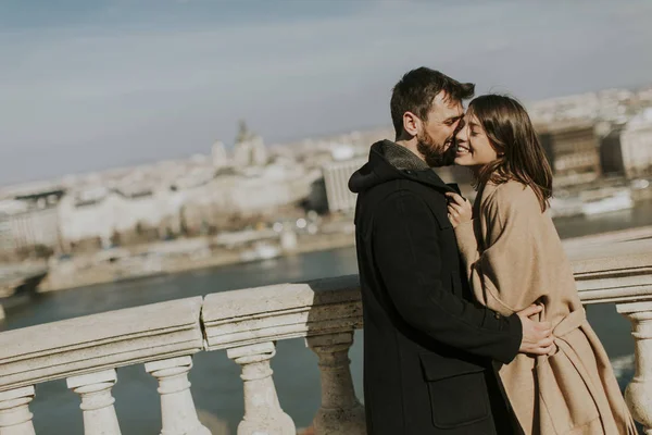 Молодая Счастливая Привлекательная Пара Влюбленных Обнимается Фоне Великолепного Пейзажа Будапешта — стоковое фото