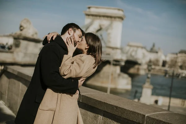 Joven Feliz Pareja Atractiva Amor Abrazándose Fondo Magnífica Vista Del — Foto de Stock