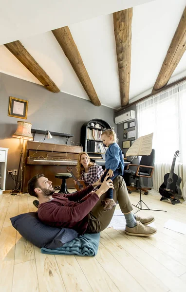 Les Jeunes Parents Amusent Avec Leur Fille Dans Chambre — Photo