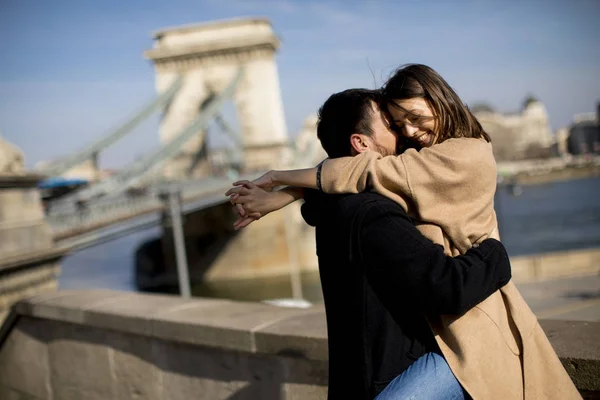年轻快乐迷人情侣拥抱在匈牙利布达佩斯壮丽景色的背景下 — 图库照片