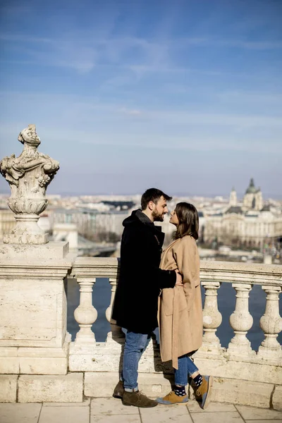 Jeune Couple Heureux Séduisant Amoureux Embrasser Arrière Plan Magnifique Vue — Photo