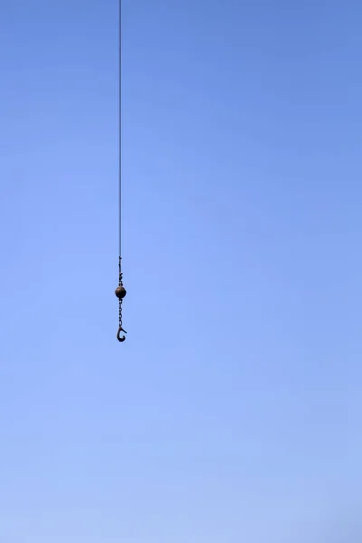 Gancho Elevação Guindaste Sob Céu Azul — Fotografia de Stock