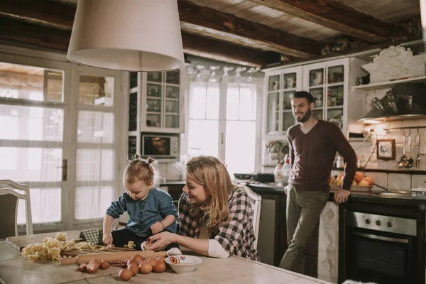 Família Feliz Fazendo Massa Cozinha Casa — Fotografia de Stock