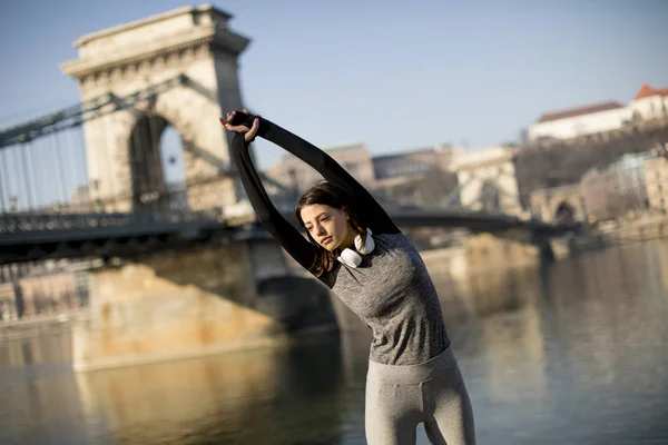 Kvinna Sportkläder Stretching Donau Floden Strandpromenaden Budapest Ungern — Stockfoto