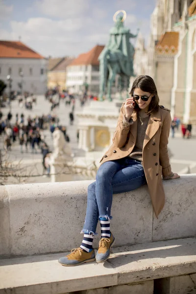 Pohled Moderní Mladá Žena Sedící Venkovní Pomocí Mobilního Telefonu — Stock fotografie