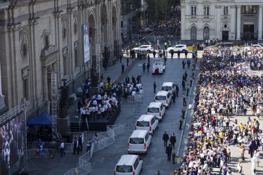 Santiago De Chile, Şili - 16 Ocak 2018: Santiago de Chile sırasında Caddesi'nde kimliği belirsiz kişi Papa Francis ziyaret edin. Şili'deki dört gün yaptığı ziyaret sırasında Papa'nın Santiago, Iquique ve Temuco ziyaret etti.