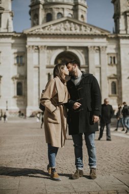 Budapeşte, Macaristan için arkalarında St. Stephens Bazilikası ile seven Çift.