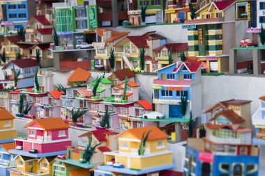 Copacabana, Bolivya - 7 Ocak 2018: Copacabana, Bolivya sokak piyasada plastik oyuncaklar. Çin en büyük üretici ve oyuncak ürünleri, dünyanın toplam % 70'i aşkın üretim ihracatçısı olduğunu