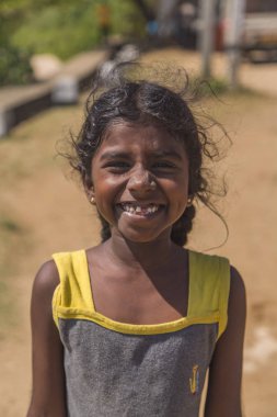 Matara, Sri Lanka - 25 Ocak 2014: tanımlanamayan kız Matara, Sri Lanka dan. 2012 verilere dayanarak, Matara %24,9 nüfusu 14 yaşından daha genç.