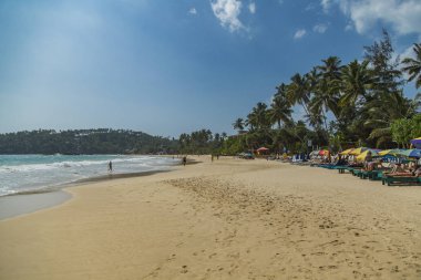 Mirissa, Sri Lanka - 24 Ocak 2014: Sri Lanka Mirissa plajda kimliği belirsiz kişi. Mirissa beach dünyanın en güzel plajlarından biridir