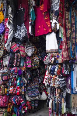La Paz, Bolivya - 10 Ocak 2018: Geleneksel el sanatları La Paz, Bolivya Cadılar piyasada. Cerro Cumbre içinde yer alan popüler bir turistik 's.
