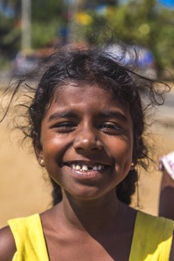 Matara, Sri Lanka - 25 Ocak 2014: tanımlanamayan kız Matara, Sri Lanka dan. 2012 verilere dayanarak, Matara %24,9 nüfusu 14 yaşından daha genç.