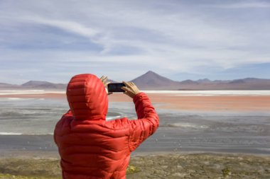 Laguna Colorada, Eduardo Avaroa and Fauna Ulusal rezerv Bolivya'daki alarak fotoğraf genç adam