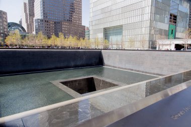 New York, Amerika Birleşik Devletleri - 30 Ağustos 2017: Detay Dünya Ticaret Merkezi anıt New York'ta. Bir Anıtı ve Müzesi 11 Eylül 2001 saldırıları anısına.