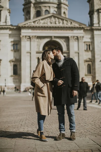 Pareja Cariñosa Con Basílica San Esteban Detrás Ellos Budapest Hungría —  Fotos de Stock