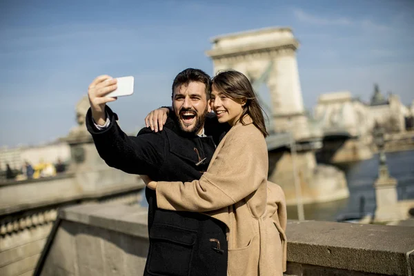 Retrato Casal Amoroso Tomando Selfie Ambiente Urbano — Fotografia de Stock